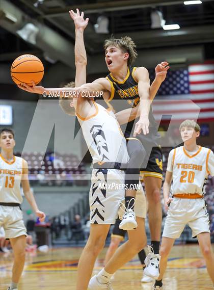 Thumbnail 2 in Union vs. Ogden (UHSAA 3A Quarterfinal) photogallery.