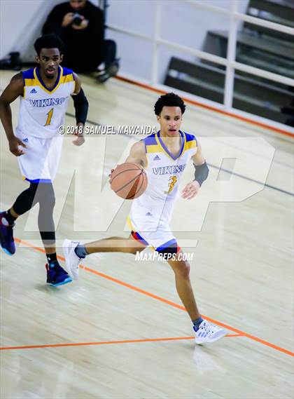 Thumbnail 2 in Oaks Christian vs Westlake photogallery.