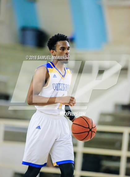Thumbnail 3 in Oaks Christian vs Westlake photogallery.