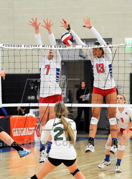 Thumbnail 1 in Granite Bay vs. Los Alamitos (CIF State D1 Final) photogallery.