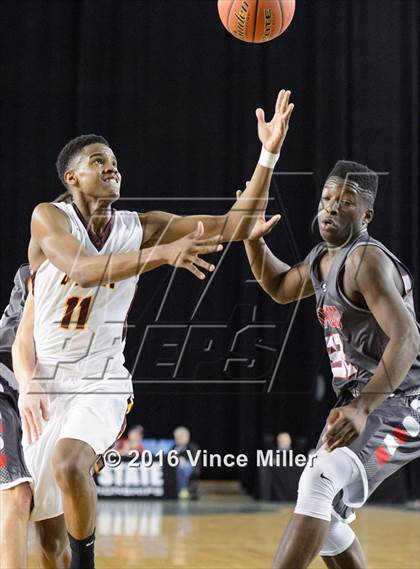 Thumbnail 3 in O'Dea vs. Stanwood (WIAA 3A Quarterfinal)  photogallery.