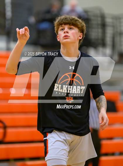 Thumbnail 3 in Cheyenne Wells vs. Elkhart photogallery.