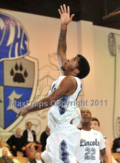 Thumbnail 3 in Bishop Manogue vs. Lincoln (MaxPreps Holiday Classic) photogallery.