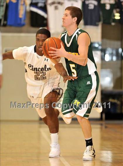 Thumbnail 2 in Bishop Manogue vs. Lincoln (MaxPreps Holiday Classic) photogallery.