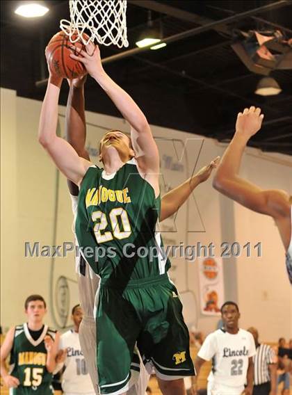Thumbnail 1 in Bishop Manogue vs. Lincoln (MaxPreps Holiday Classic) photogallery.