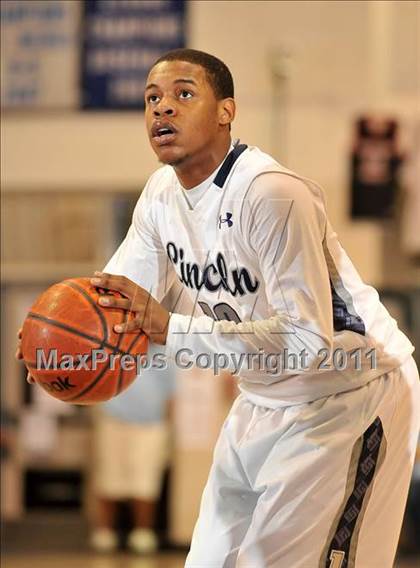 Thumbnail 2 in Bishop Manogue vs. Lincoln (MaxPreps Holiday Classic) photogallery.