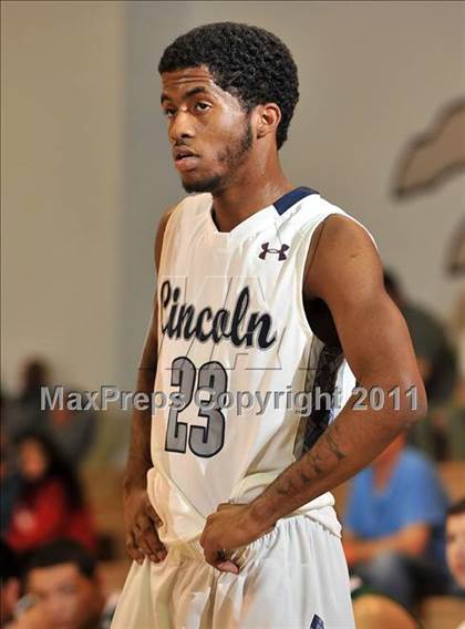 Thumbnail 1 in Bishop Manogue vs. Lincoln (MaxPreps Holiday Classic) photogallery.