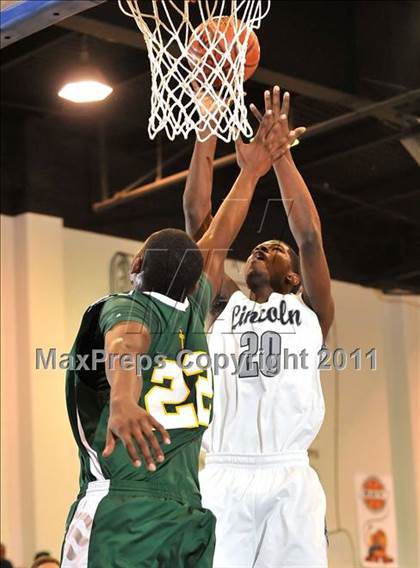 Thumbnail 2 in Bishop Manogue vs. Lincoln (MaxPreps Holiday Classic) photogallery.