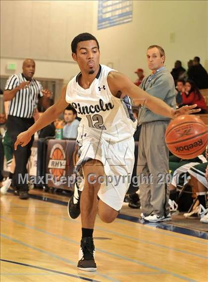 Thumbnail 2 in Bishop Manogue vs. Lincoln (MaxPreps Holiday Classic) photogallery.