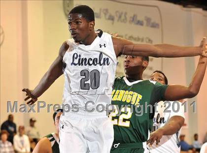 Thumbnail 3 in Bishop Manogue vs. Lincoln (MaxPreps Holiday Classic) photogallery.