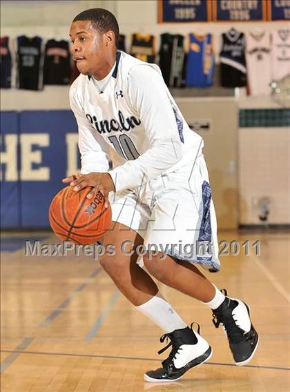 Thumbnail 3 in Bishop Manogue vs. Lincoln (MaxPreps Holiday Classic) photogallery.