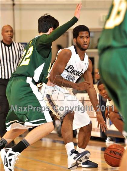 Thumbnail 2 in Bishop Manogue vs. Lincoln (MaxPreps Holiday Classic) photogallery.