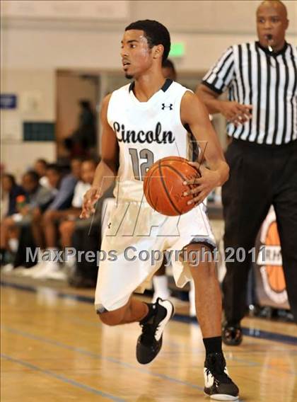 Thumbnail 1 in Bishop Manogue vs. Lincoln (MaxPreps Holiday Classic) photogallery.