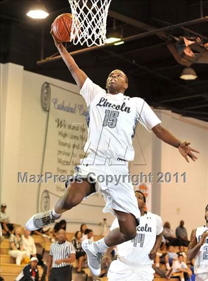 Thumbnail 3 in Bishop Manogue vs. Lincoln (MaxPreps Holiday Classic) photogallery.