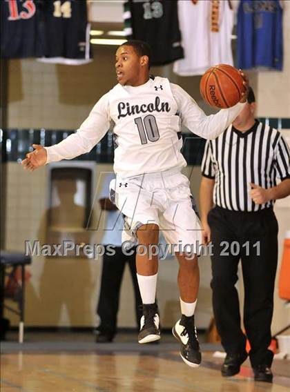 Thumbnail 1 in Bishop Manogue vs. Lincoln (MaxPreps Holiday Classic) photogallery.