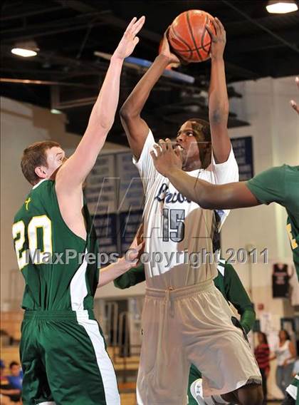 Thumbnail 2 in Bishop Manogue vs. Lincoln (MaxPreps Holiday Classic) photogallery.