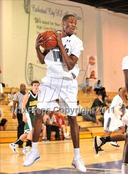 Thumbnail 3 in Bishop Manogue vs. Lincoln (MaxPreps Holiday Classic) photogallery.
