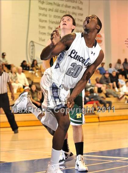Thumbnail 3 in Bishop Manogue vs. Lincoln (MaxPreps Holiday Classic) photogallery.