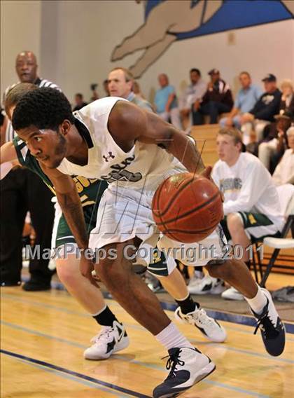 Thumbnail 2 in Bishop Manogue vs. Lincoln (MaxPreps Holiday Classic) photogallery.