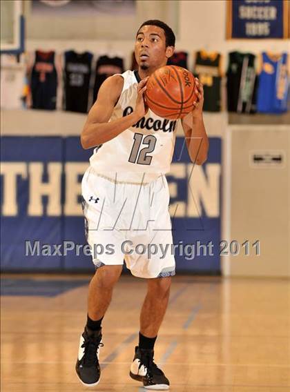Thumbnail 2 in Bishop Manogue vs. Lincoln (MaxPreps Holiday Classic) photogallery.