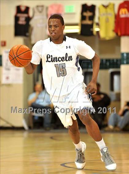 Thumbnail 2 in Bishop Manogue vs. Lincoln (MaxPreps Holiday Classic) photogallery.
