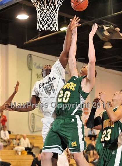 Thumbnail 3 in Bishop Manogue vs. Lincoln (MaxPreps Holiday Classic) photogallery.