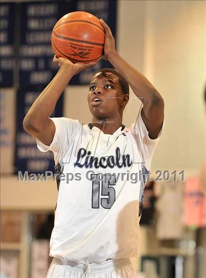 Thumbnail 3 in Bishop Manogue vs. Lincoln (MaxPreps Holiday Classic) photogallery.