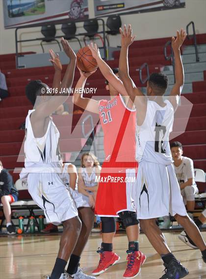 Thumbnail 3 in Bellarmine-Jefferson vs. Citrus Valley (Rancho Mirage Holiday Invitational) photogallery.