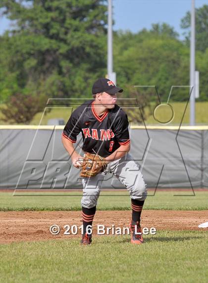 Thumbnail 2 in Mt. Vernon vs Salem (IHSA Regional Playoff) photogallery.