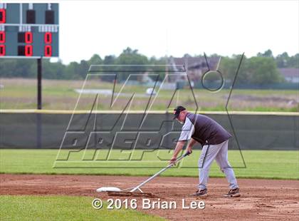 Thumbnail 2 in Mt. Vernon vs Salem (IHSA Regional Playoff) photogallery.