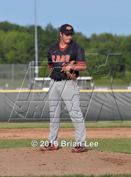Thumbnail 2 in Mt. Vernon vs Salem (IHSA Regional Playoff) photogallery.