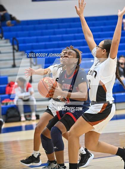 Thumbnail 2 in Alvin vs San Antonio Memorial (McDonald's Texas Invitational) photogallery.