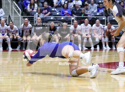 Thumbnail 1 in Decatur @ La Vernia (UIL 4A D1 Volleyball Final) photogallery.