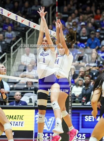 Thumbnail 1 in Decatur @ La Vernia (UIL 4A D1 Volleyball Final) photogallery.