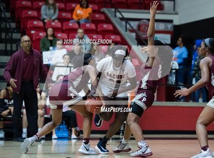 Thumbnail 2 in Plano vs Sachse (UIL 6A Regional Quarterfinal Playoff) photogallery.