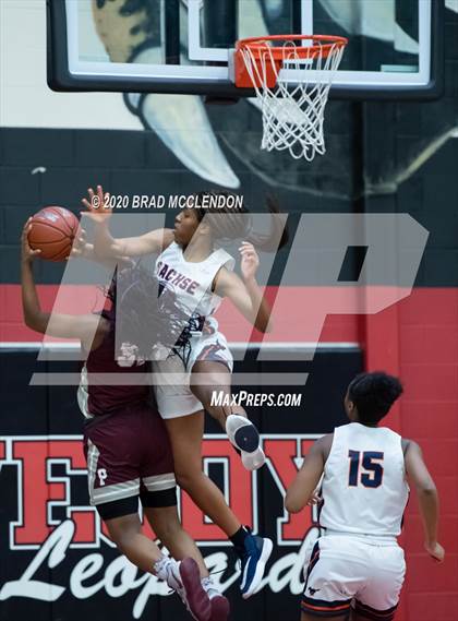 Thumbnail 3 in Plano vs Sachse (UIL 6A Regional Quarterfinal Playoff) photogallery.