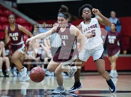 Thumbnail 3 in Plano vs Sachse (UIL 6A Regional Quarterfinal Playoff) photogallery.