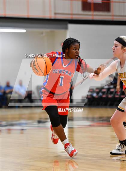 Thumbnail 2 in Salem vs. Central (AAA 3A State Playoff first round) photogallery.
