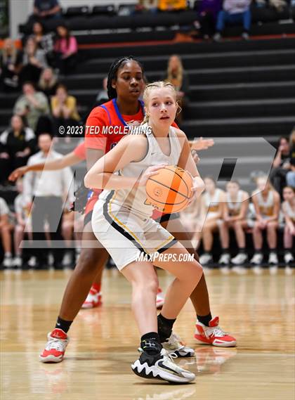 Thumbnail 3 in Salem vs. Central (AAA 3A State Playoff first round) photogallery.