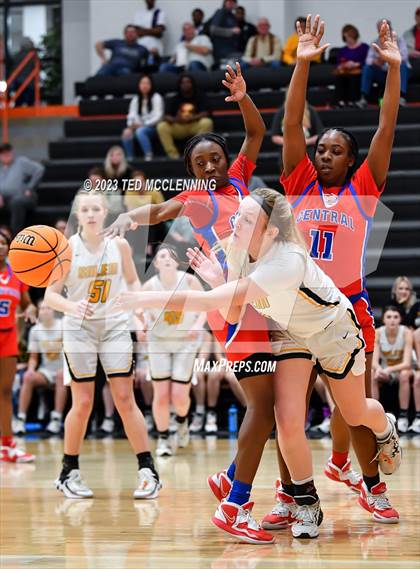 Thumbnail 1 in Salem vs. Central (AAA 3A State Playoff first round) photogallery.