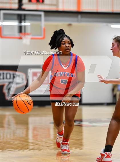 Thumbnail 2 in Salem vs. Central (AAA 3A State Playoff first round) photogallery.