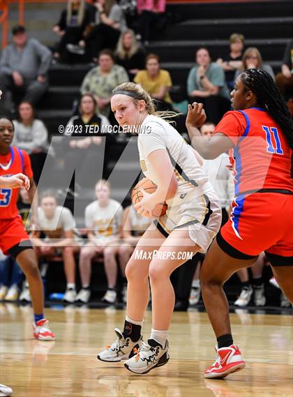 Thumbnail 2 in Salem vs. Central (AAA 3A State Playoff first round) photogallery.