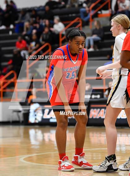 Thumbnail 3 in Salem vs. Central (AAA 3A State Playoff first round) photogallery.