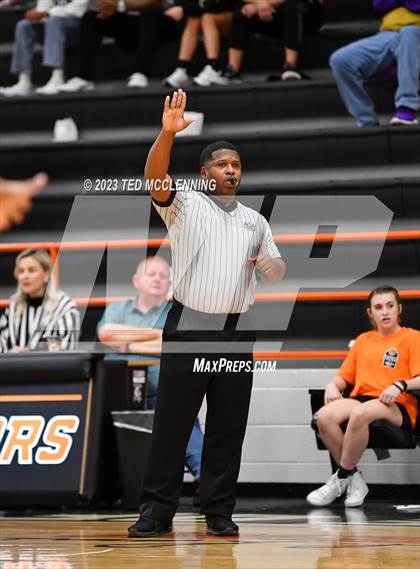 Thumbnail 1 in Salem vs. Central (AAA 3A State Playoff first round) photogallery.
