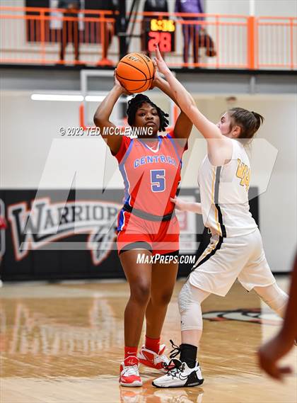 Thumbnail 2 in Salem vs. Central (AAA 3A State Playoff first round) photogallery.