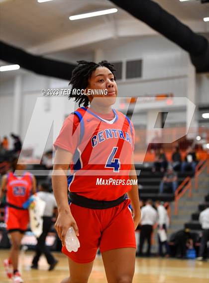 Thumbnail 3 in Salem vs. Central (AAA 3A State Playoff first round) photogallery.