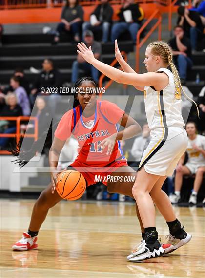 Thumbnail 1 in Salem vs. Central (AAA 3A State Playoff first round) photogallery.