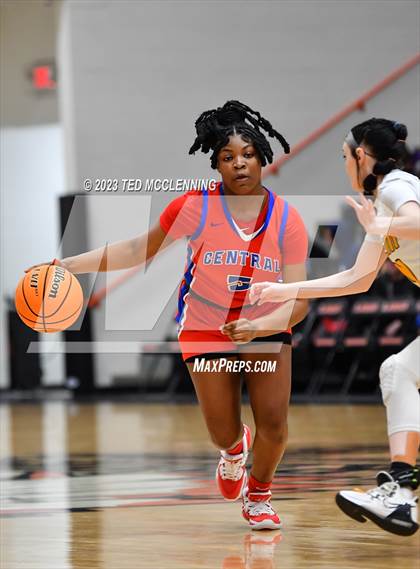 Thumbnail 1 in Salem vs. Central (AAA 3A State Playoff first round) photogallery.