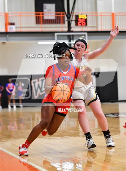 Thumbnail 1 in Salem vs. Central (AAA 3A State Playoff first round) photogallery.