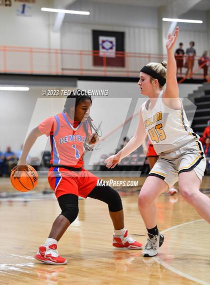 Thumbnail 3 in Salem vs. Central (AAA 3A State Playoff first round) photogallery.
